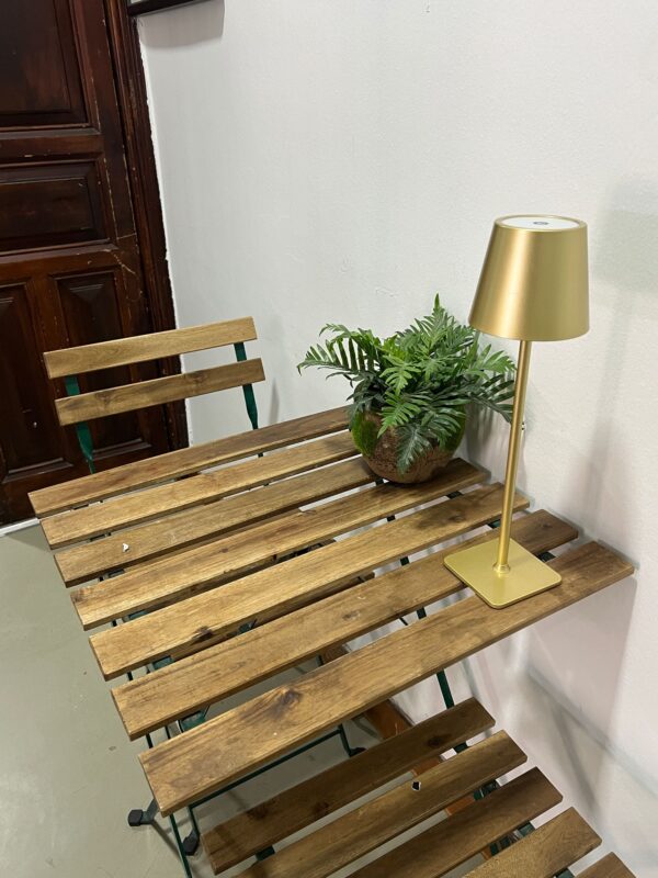 Lámpara de Mesa LED Recargable de Aluminio Dorado - Diseño Minimalista - Imagen 4