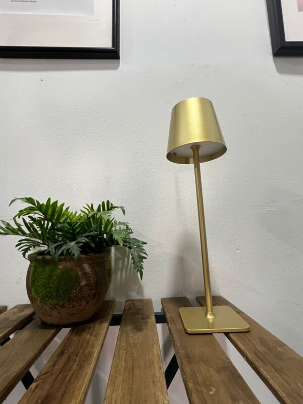 Lámpara de Mesa LED Recargable de Aluminio Dorado - Diseño Minimalista - Imagen 3