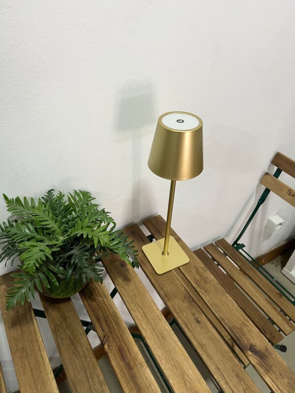 Lámpara de Mesa LED Recargable de Aluminio Dorado - Diseño Minimalista