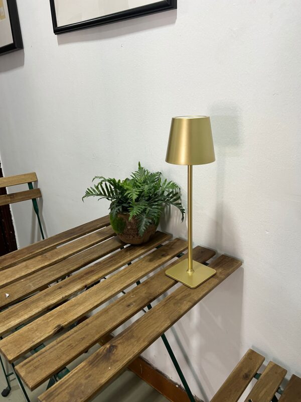 Lámpara de Mesa LED Recargable de Aluminio Dorado - Diseño Minimalista - Imagen 2